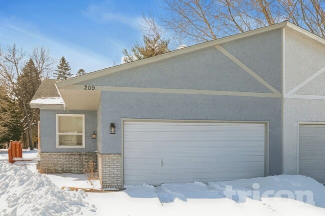 Building Photo - 209 1st St NW