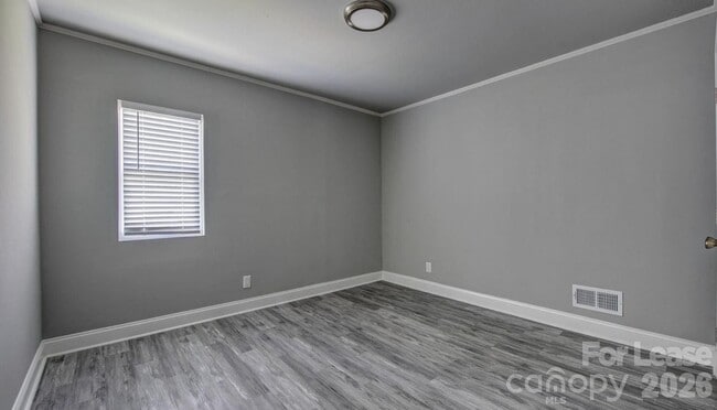 Building Photo - 910 E 6th Ave