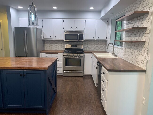 Building Photo - Newly Updated 2 Bed. 2 Bath Home on Fenced...