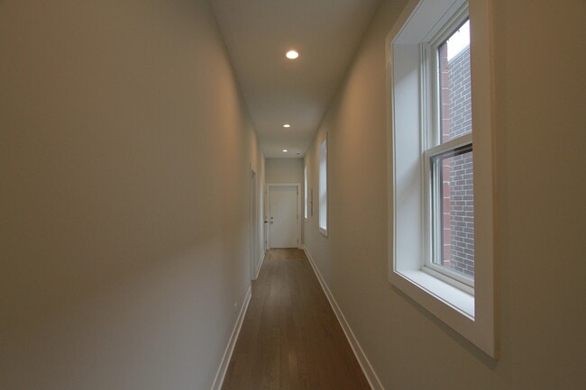 Building Photo - 4207 W Roscoe St