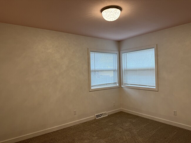 Building Photo - 3103 Stinson Ave