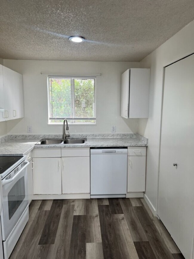 Building Photo - REMODELED 2 BEDROOM TOWNHOME