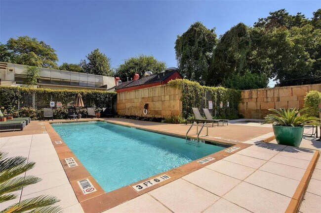 Building Photo - 210 Lee Barton Dr