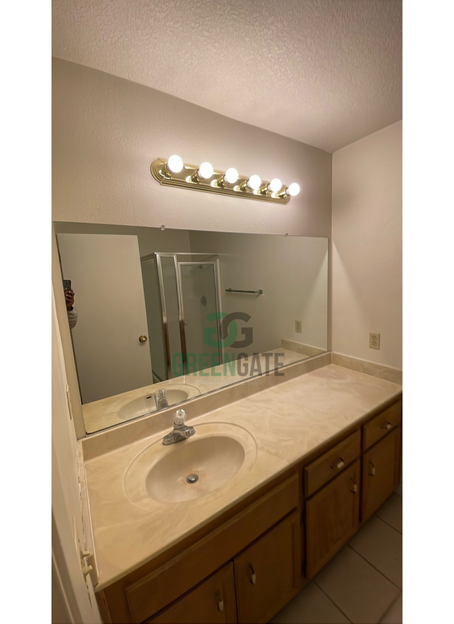 Building Photo - Gate Community 2 Bedroom Condo Availabilit...