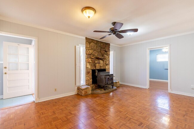 Building Photo - 742 Ivy Rd