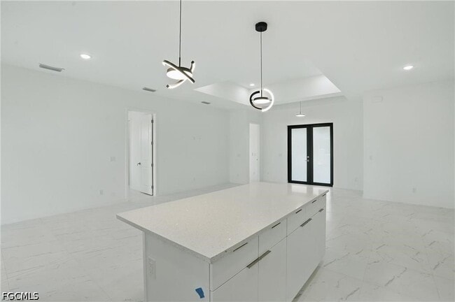 Building Photo - 472 Rajah St