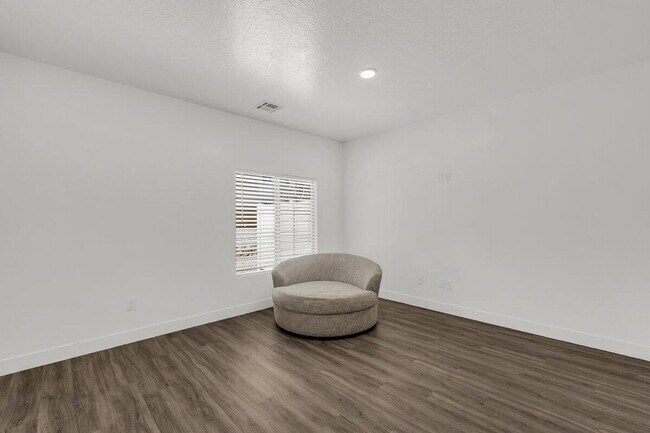 Building Photo - Stunning End-Unit in South Desert Townhomes