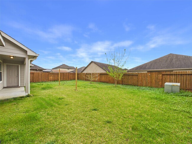 Building Photo - 721 Rim Water Dr