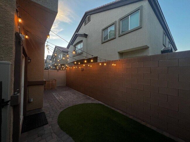 Building Photo - 3 bedroom/ 2 bath condo in gated community