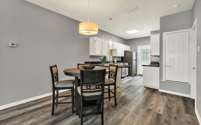 Building Photo - Partially Furnished 4 bed 4 bath near campus!