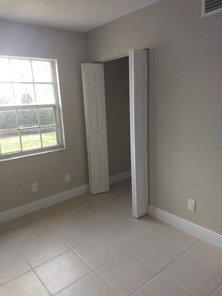 Building Photo - 1503 SE Royal Green Cir