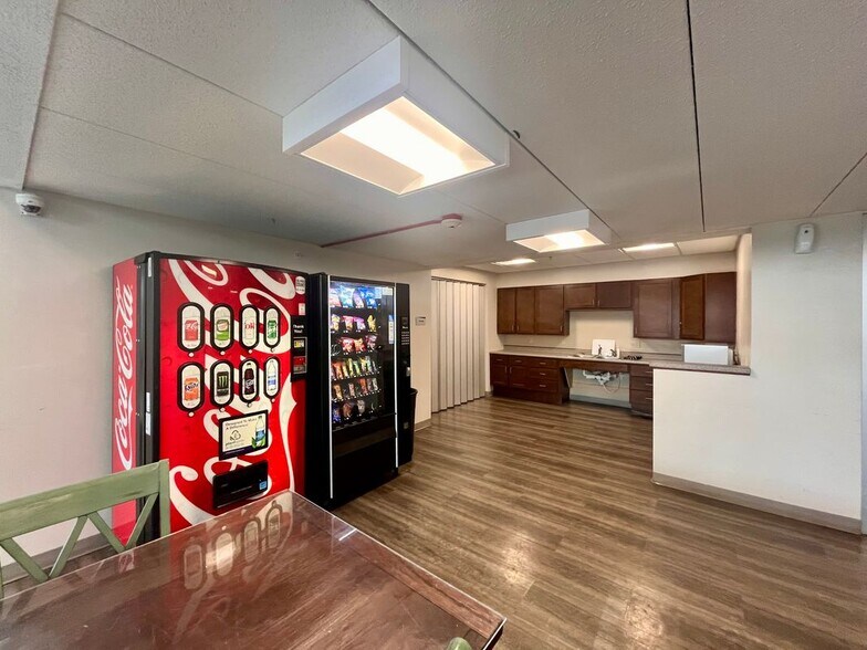 Building Photo - 460 Charles St