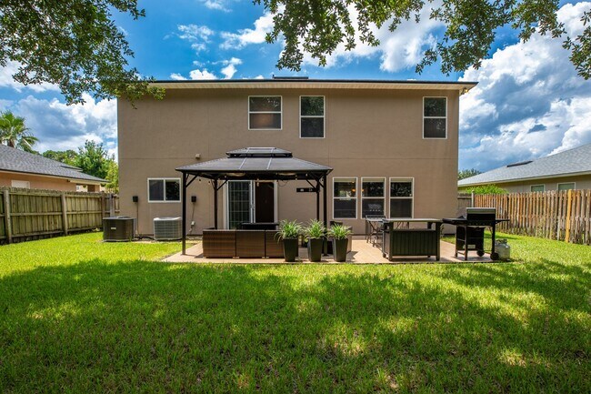 Building Photo - Beautiful 2 story home with fireplace