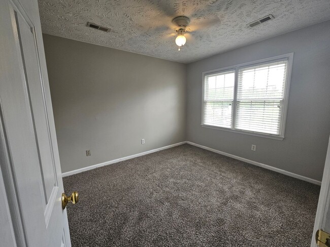 Building Photo - 4 Bedroom, 2.5 Bath Home Located in the Es...