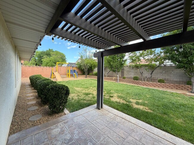 Building Photo - SPACIOUS HOME FOR RENT!