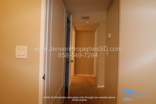 Building Photo - CHARMING 2BR/2BA CONDO W/ GARAGE