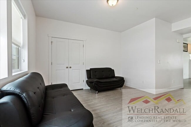Building Photo - Townhome with Style and Space Close to Dow...