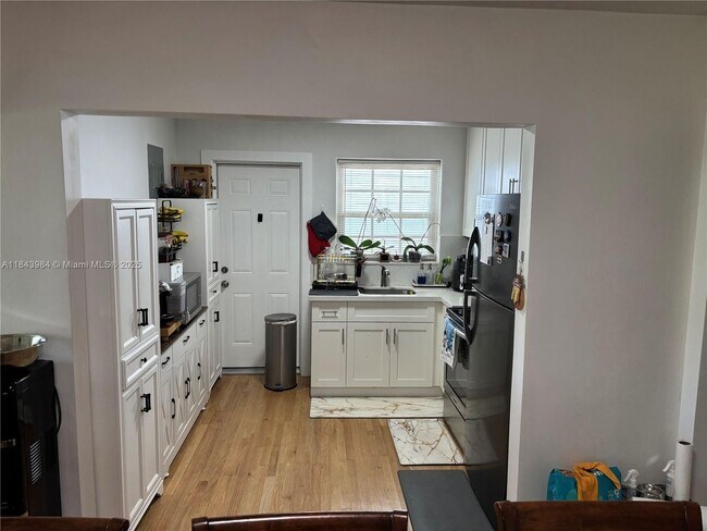 Primary Photo - 7515 Dickens Ave