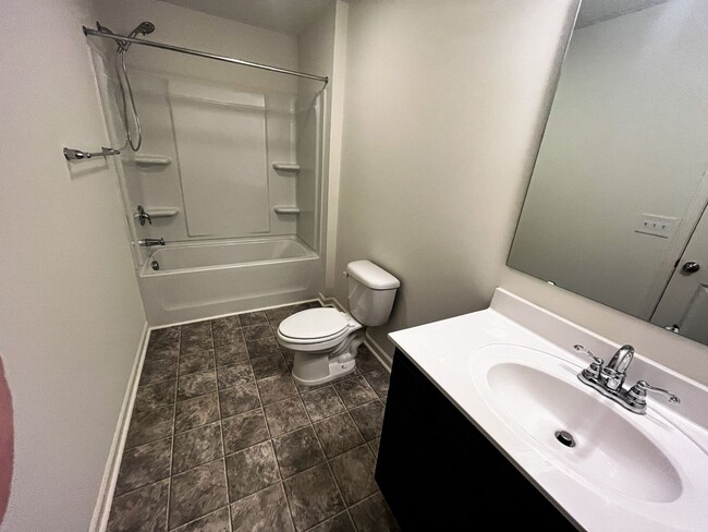 Building Photo - Beautiful 3 bedroom, 2 1/2 bathroom home i...