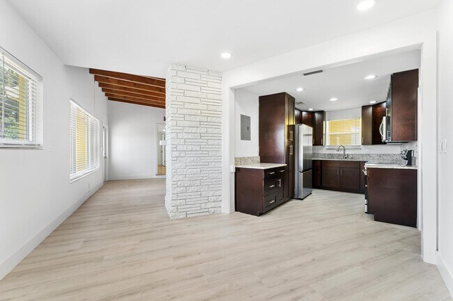Building Photo - 7531 Edgewater Cir
