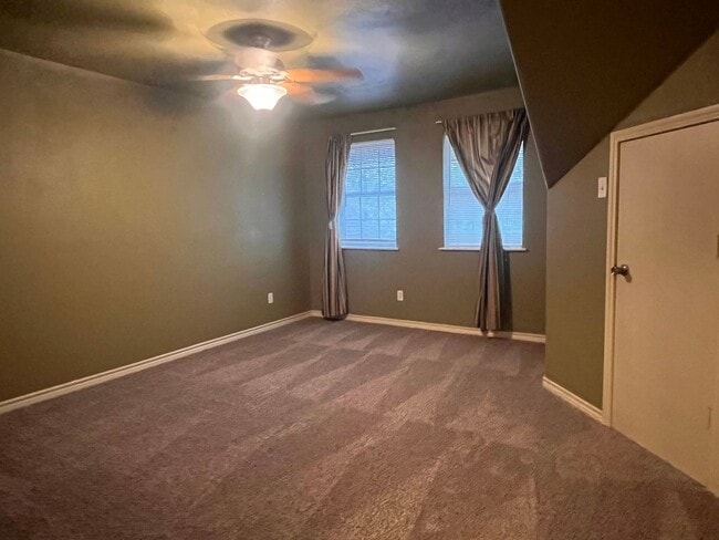 Building Photo - Gated Entry 5 bedroom, 3.5 Bath Home on 16...