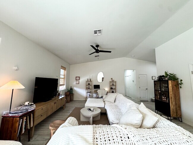 Building Photo - "Spacious 4-Bedroom, 2-Bathroom home in Prime Yuma!"