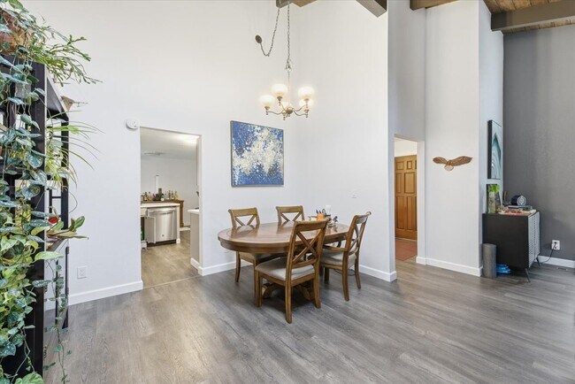 Building Photo - 401 Eastwood Dr