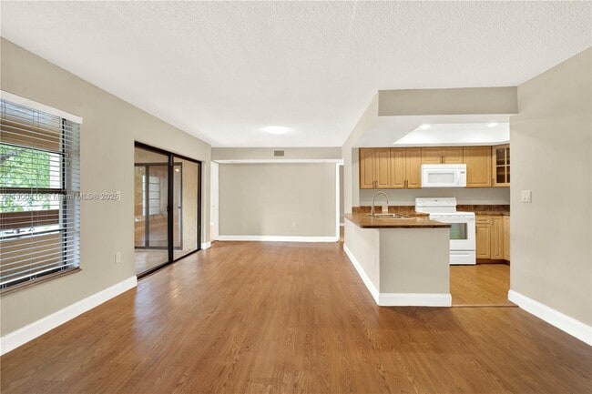 Building Photo - 9255 SW 125th Ave