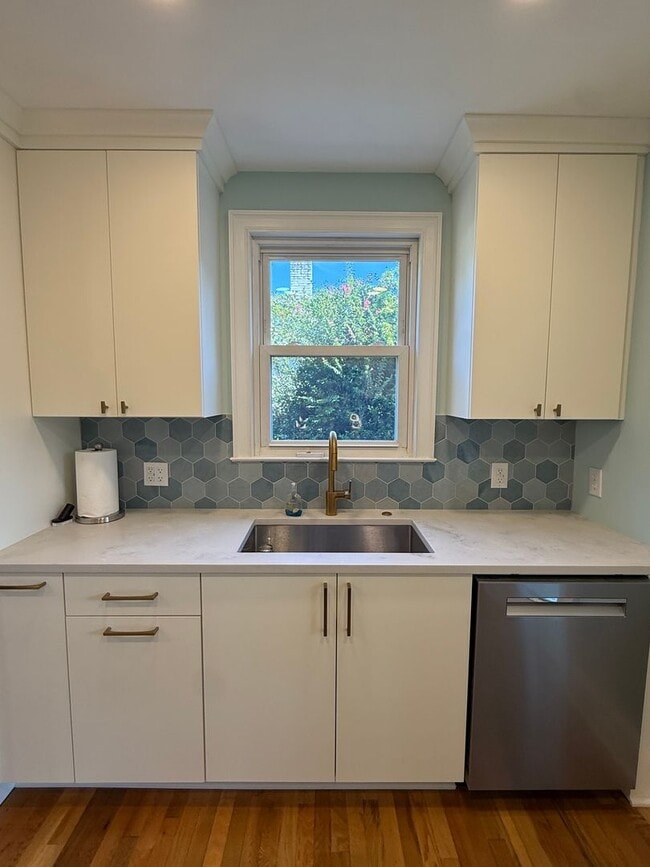Building Photo - Full Renovated Cottage in Byrnes Downes
