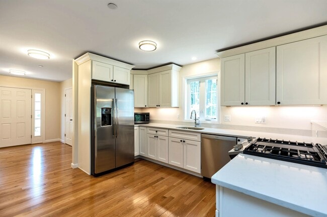 Building Photo - 240 Knollwood Way