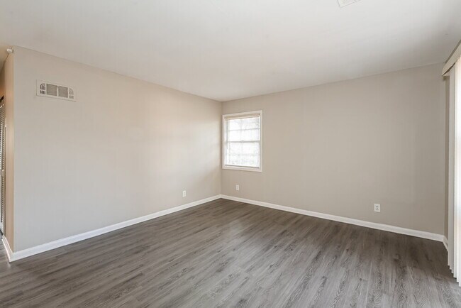 Building Photo - 645 Melrose Dr