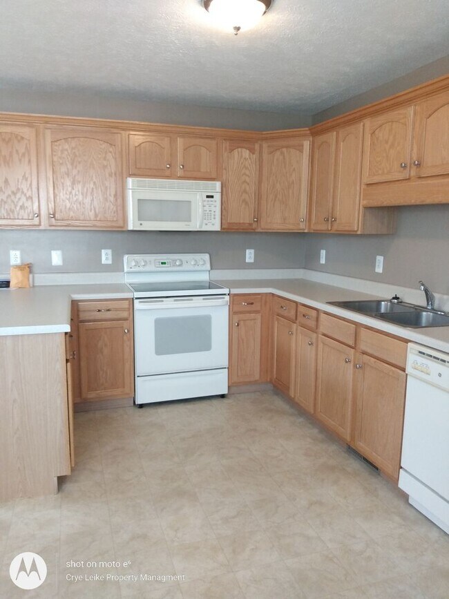 Building Photo - Lovely 3 bedroom home with bonus in a grea...