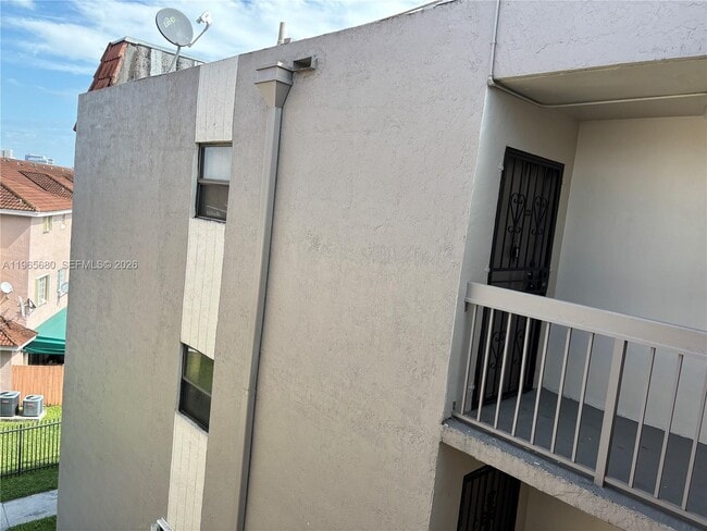 Building Photo - 1121 SW 122nd Ave