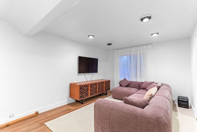 Building Photo - 5 Bedroom Available in Timber Creek