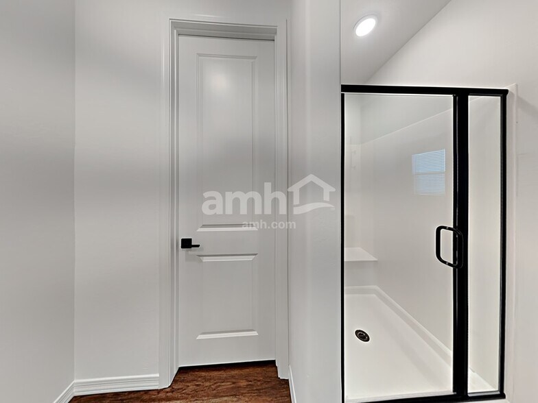 Building Photo - 895 S 150th Dr