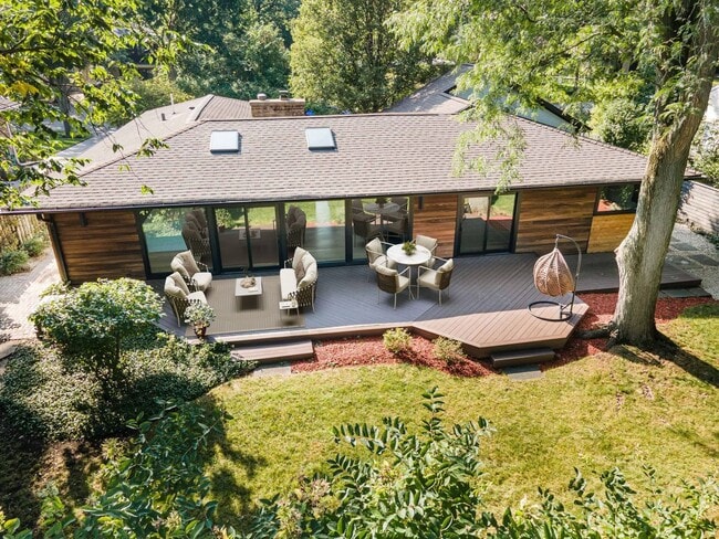 Building Photo - 623 Echo Ln