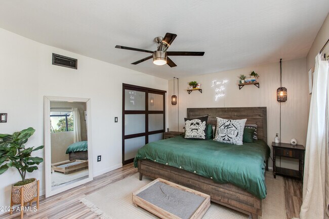 Building Photo - 3009 E Dahlia Dr