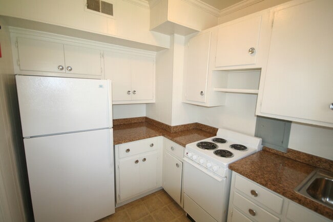 Building Photo - End Unit Townhouse with Hardwoods / W&D / ...