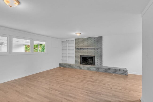 Building Photo - Renovated 4 Bed/ 2 Bath plus office in Mad...