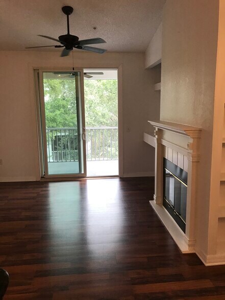 Building Photo - 8301 Elm Park Dr