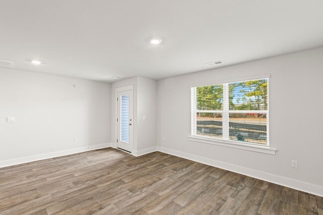 Building Photo - Brand New Town Home close to the beach!