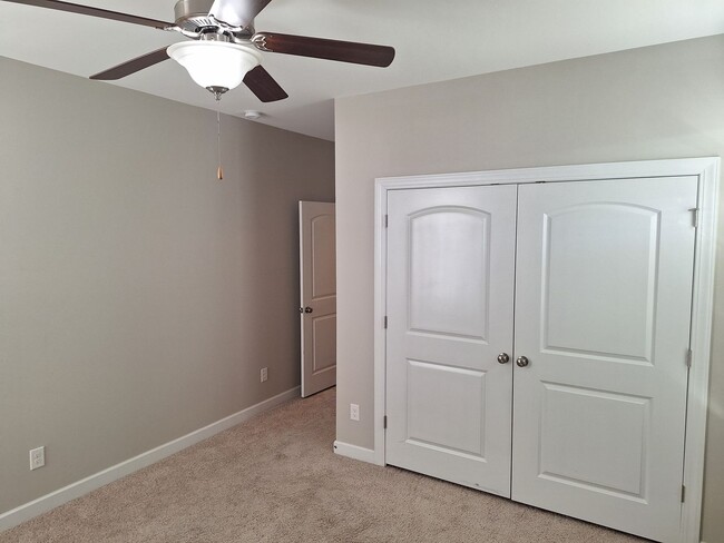 Building Photo - MARCH MOVE IN SPECIAL - $300 off FIRST FUL...