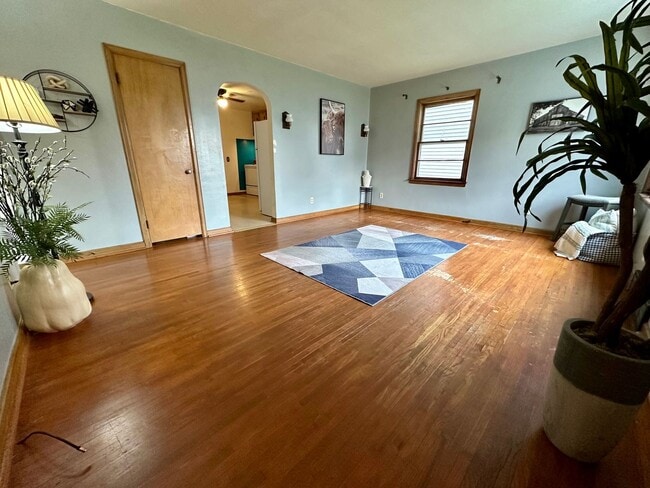 Building Photo - 3bed, 1 bath home for rent in Waterloo.