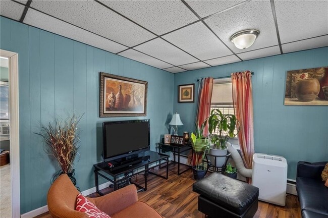 Building Photo - 528 Lonsdale Ave