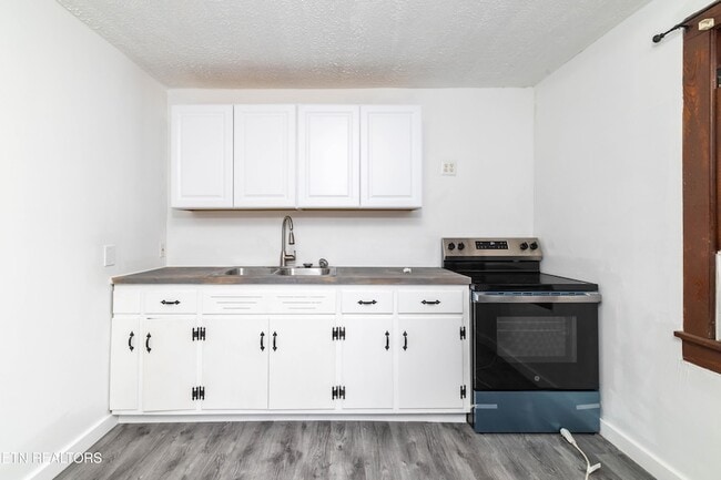 Building Photo - 5501 Lake Shore Dr