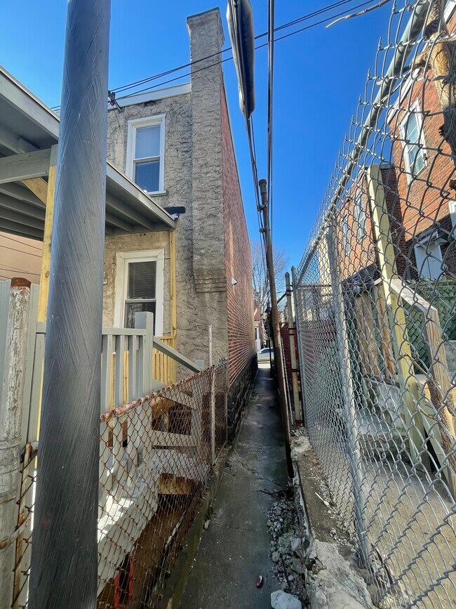 Building Photo - 1611 S Yewdall St