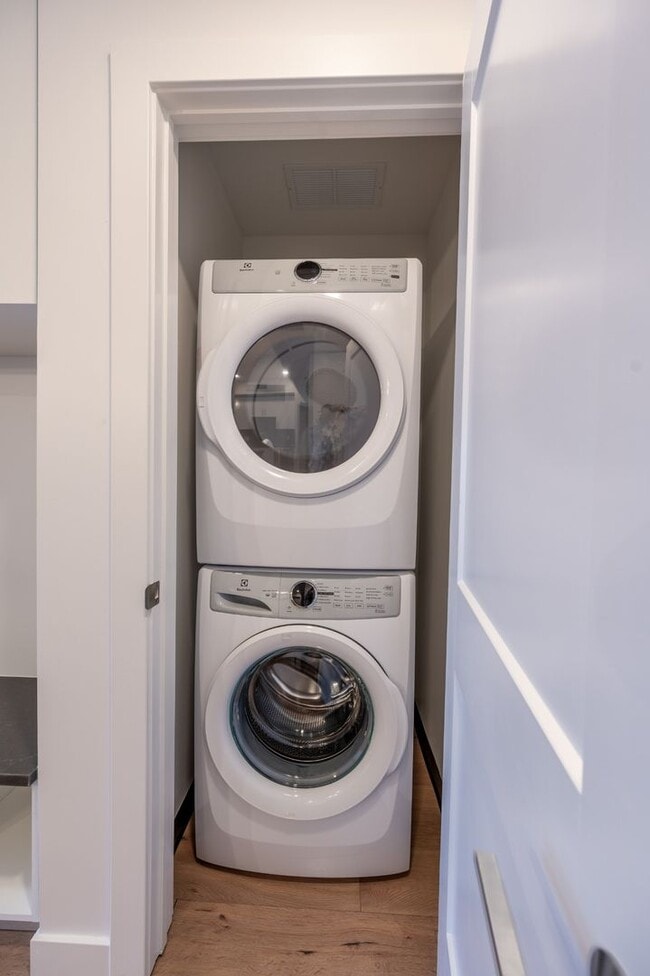 Building Photo - Welcome to your new home! Luxury 1BE1BA condo at the Pullman Gulch Union in the center of Nashvil...