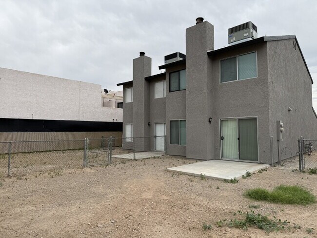 Building Photo - 3 bed 2 bath with garage $1,400 Rent