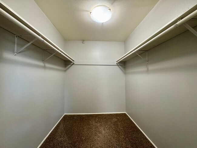 Building Photo - Move-In Ready 2-Bedroom 1 Bathroom Apartme...