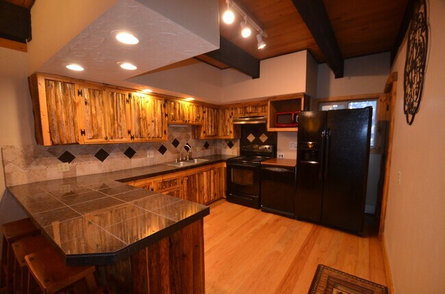 Building Photo - 471 High Point Dr